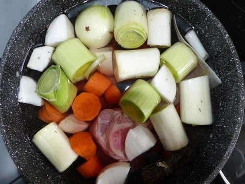 Carne de panela cozinhando com legumes