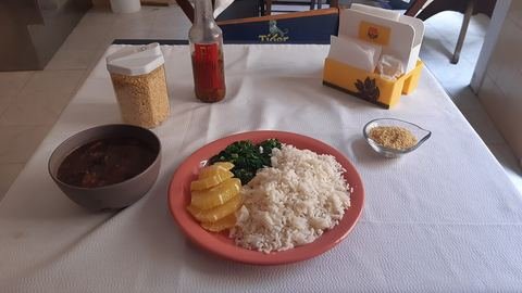 Feijoada brasileira servida