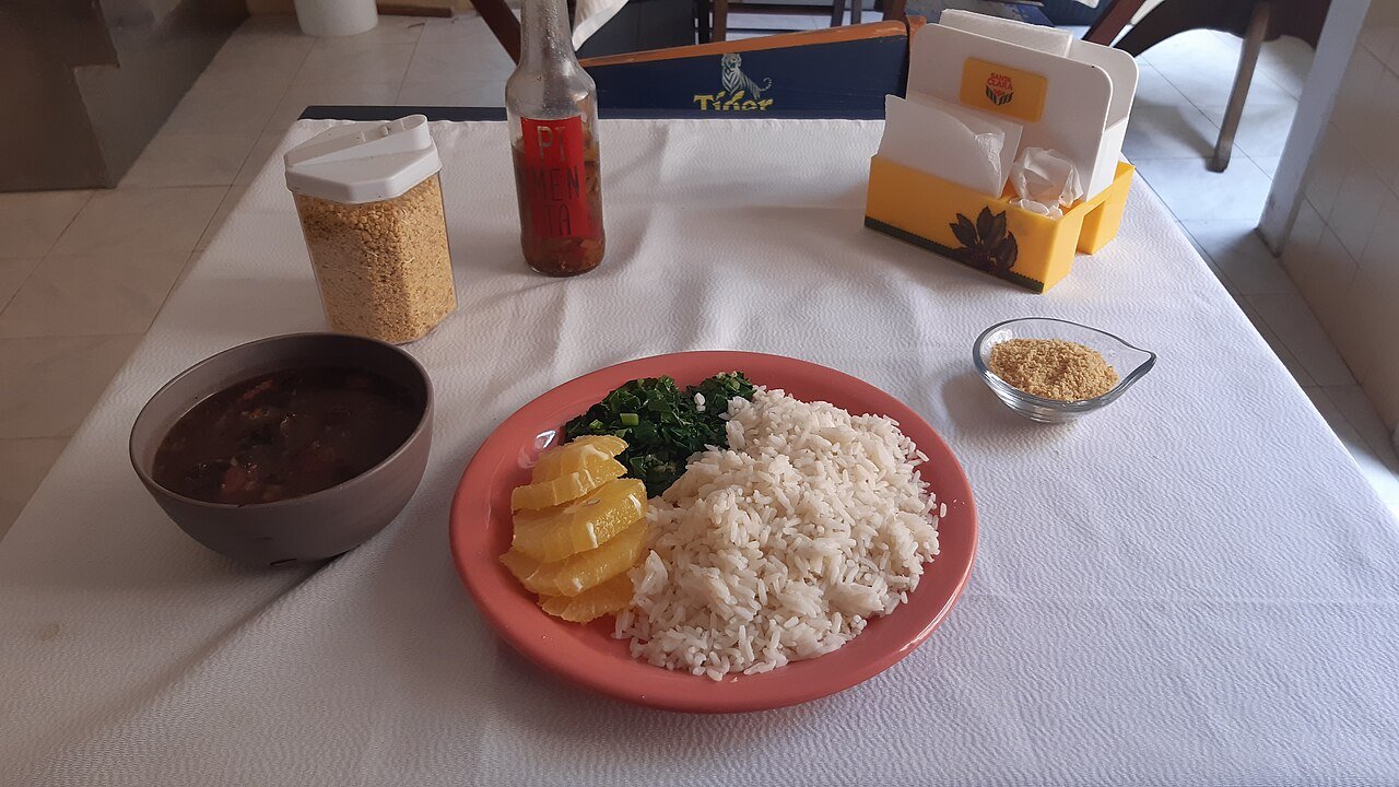 Feijoada brasileira servida