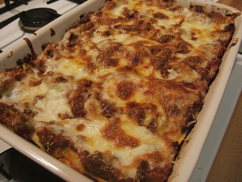 Lasanha gratinada saindo do forno